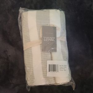 Zestt Organic Cotton Hex Picnic Throw 72"